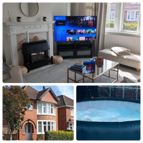 Wynton House - 2 Bed Detached House with Hot Tub